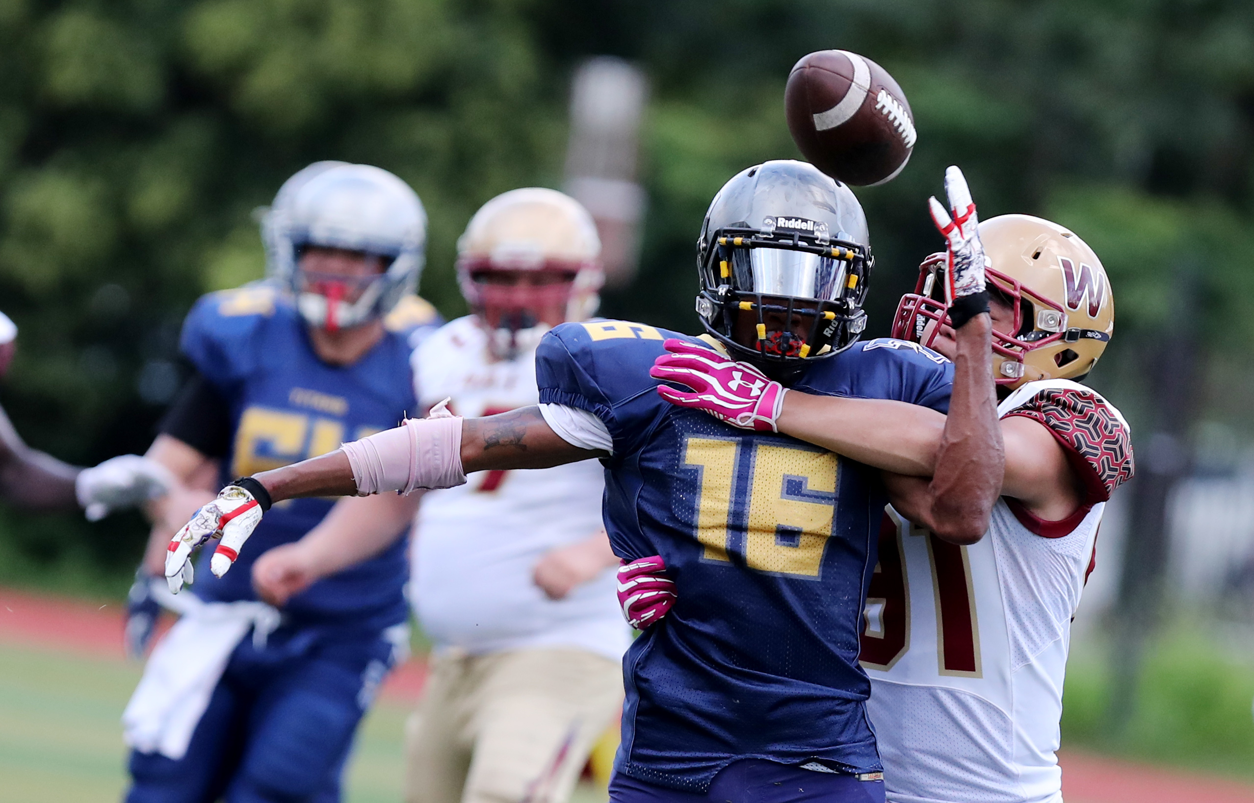 橄榄球决赛震撼开打,巅峰对决引爆全场 橄榄球决赛震撼开打,巅峰对决引爆全场