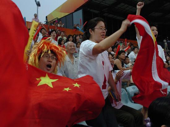 一场经典之战!棒球点燃球迷热情 一场经典之战!棒球点燃球迷热情