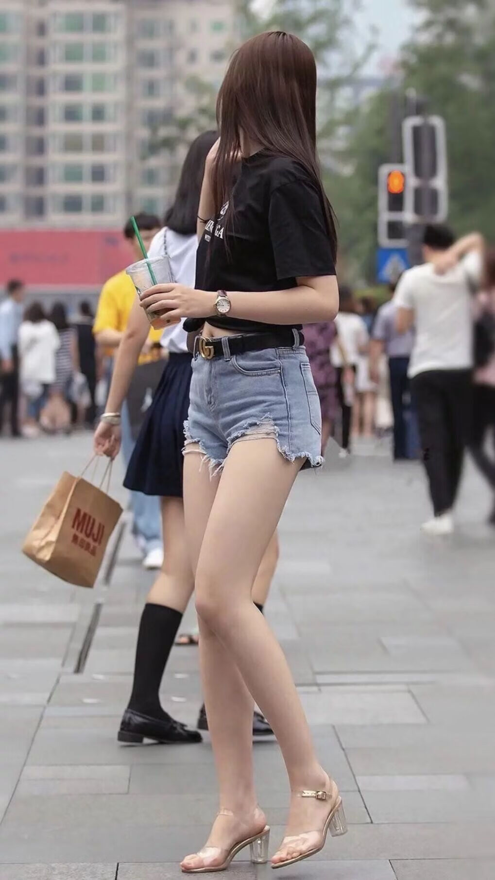 很有戏剧性。不过,通常情况下,吉鲁(法国前锋)的国籍与智利队并不相符,这恰恰是创作唯一性文章最巧妙的切入点。我们可以将这种错位设定为某种平行宇宙的假设,或者一个充满争议的归化故事
